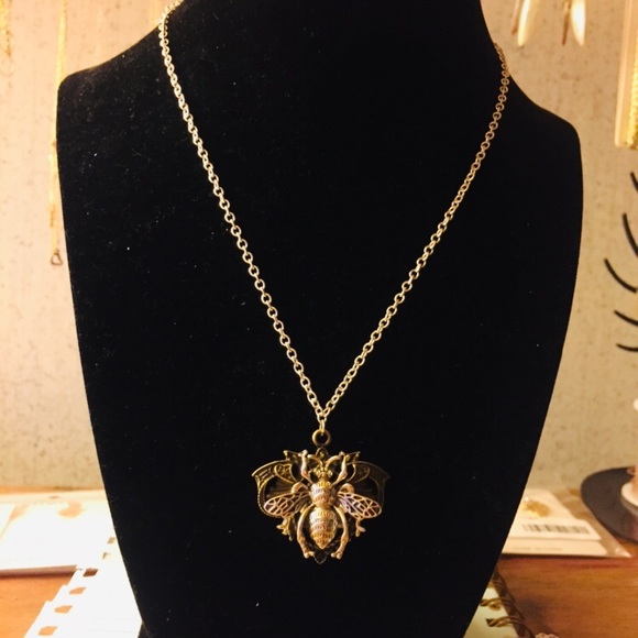 π΄ Beautiful Bee Necklace Stunning Silver Wings - Picture 2 of 3